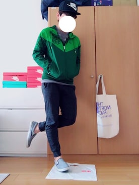 「アイテム（スリッポン）」を使った、れいさん（メンズ・170cm・10代）の春コーディネート