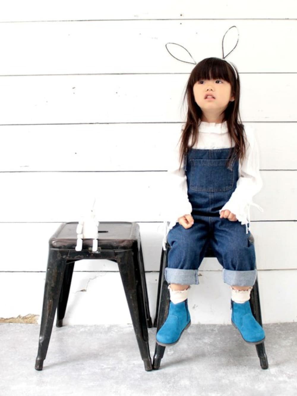 ブルー系のブーツを着用したキッズの夏コーディネートの1枚目の写真