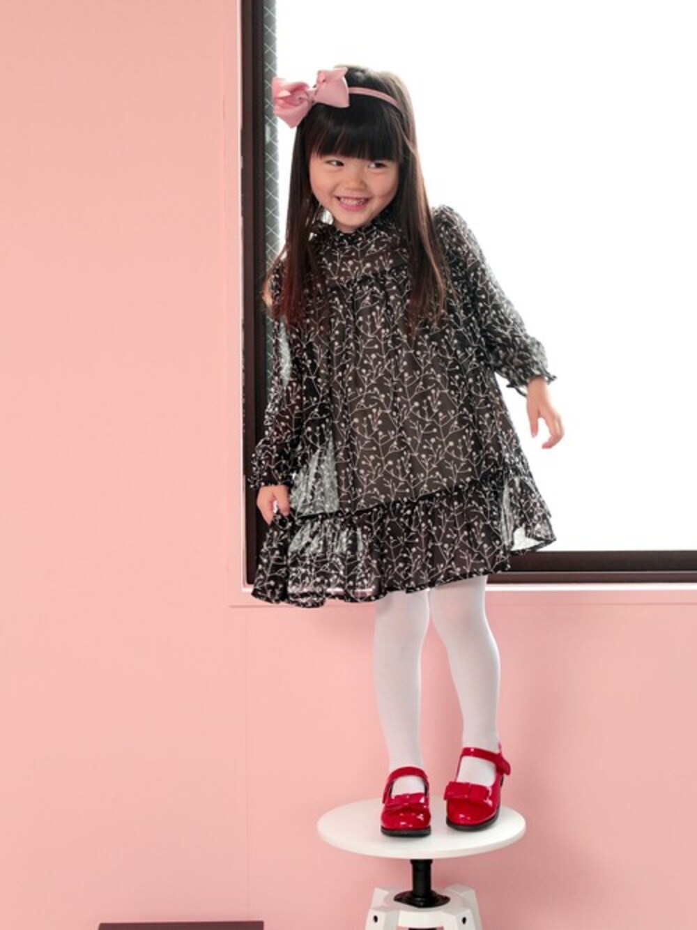 レッド系のドレスシューズを着用したキッズの春コーディネートの1枚目の写真