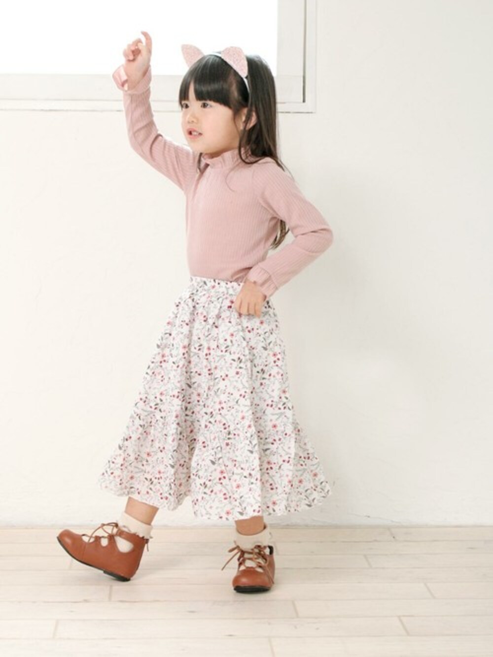 イエロー系のパンプスを着用したキッズの春コーディネートの1枚目の写真