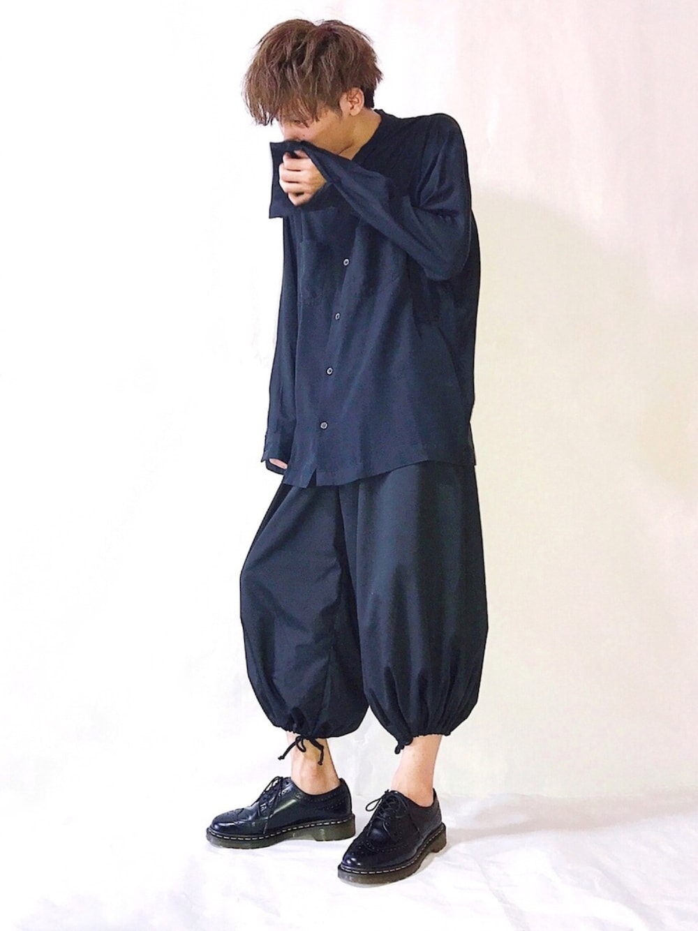 「シャツスタイル、バルーンパンツ、ワイドパンツ、袴パンツ、リメイク、シルク、オールブラック、黒、Dr.Martens、UNUSED」｜「UNUSEDのアイテム（シャツ/ブラウス、ブラック系）」を使った、Senaさん（メンズ・172cm）の夏コーディネートの1枚目の写真