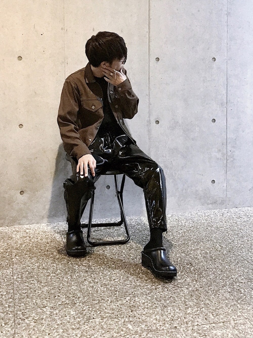 「秋のブラウンスタイル、カバーオール、黒Tシャツ、テーパードパンツ、エナメルパンツ、サンダル、クロッグサンダル」｜「Instagram→@wear_senaのアイテム（その他、その他）」を使った、Senaさん（メンズ・172cm）の秋コーディネートの1枚目の写真