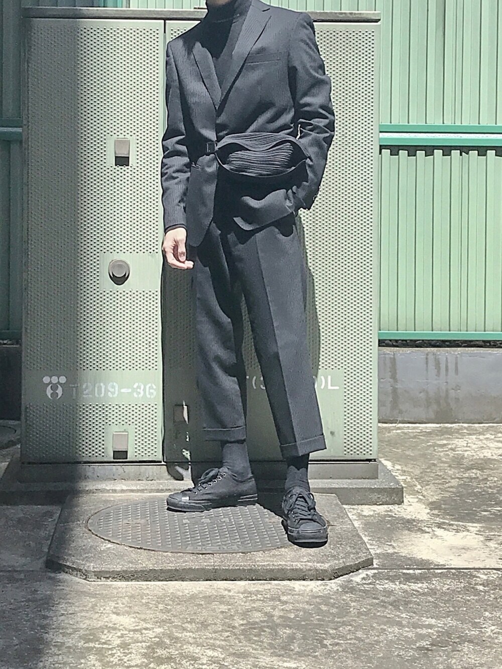 「平成最後のWEARISTAセンバツ、スニーカー、オールブラック、セットアップ、テーラードジャケット、モックネック、ハイネック、スラックス、黒スニーカー、ウエストポーチ」｜「JOHN LAWRENCE SULLIVANのHI-NECK JACQUARD LOGO TEE（Tシャツ/カットソー、ブラック系）」を使った、Senaさん（メンズ・172cm）の春コーディネートの1枚目の写真