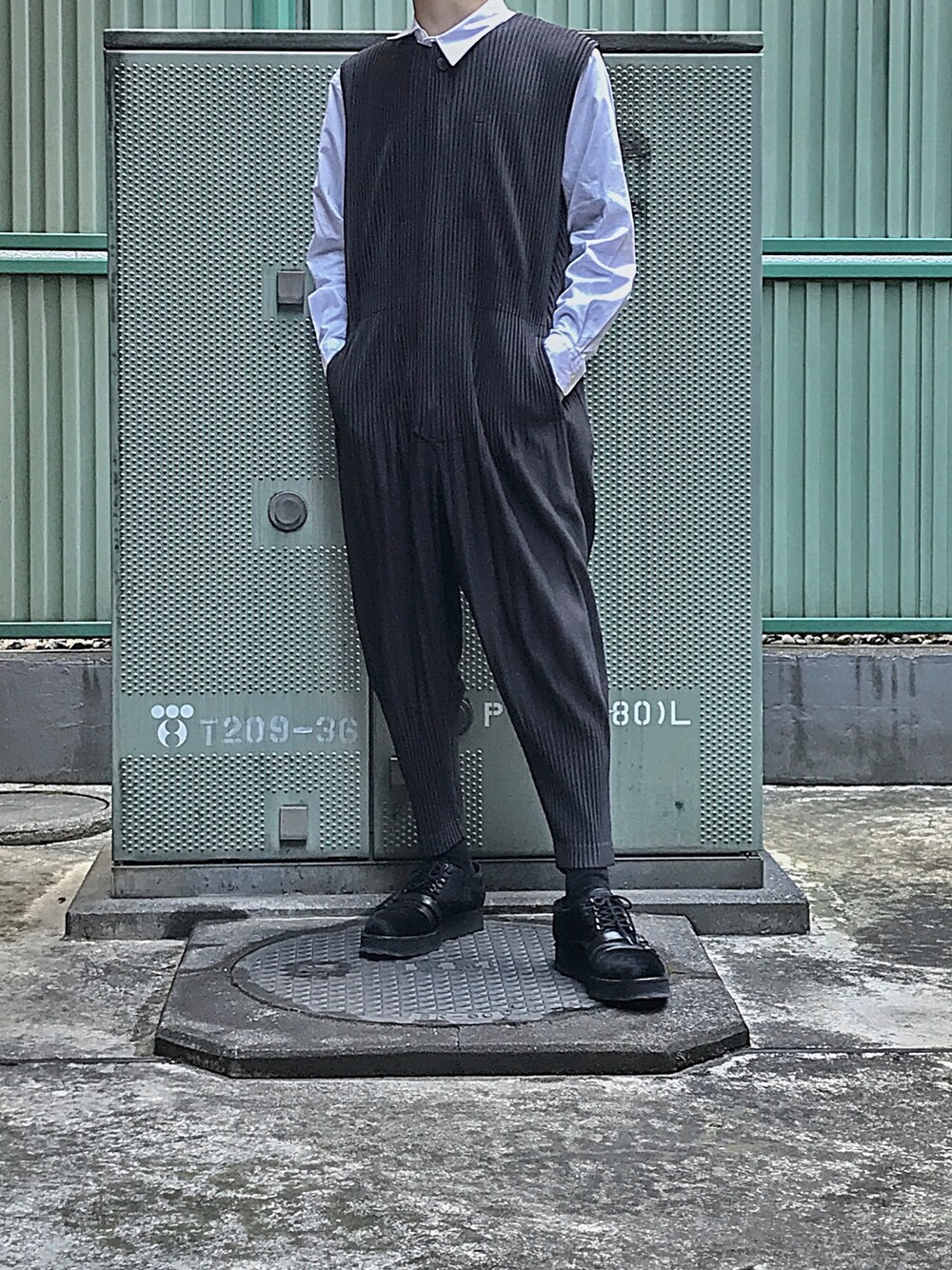 「ジャンプスーツ、オーバーオール、サロペット、プリーツ、プリーツパンツ、白シャツ、シャツスタイル、COMME des GARCONS、ISSEY MIYAKE、SHAREEF」｜「Instagram→@wear_senaのアイテム（その他、その他）」を使った、Senaさん（メンズ・172cm）の春コーディネートの1枚目の写真