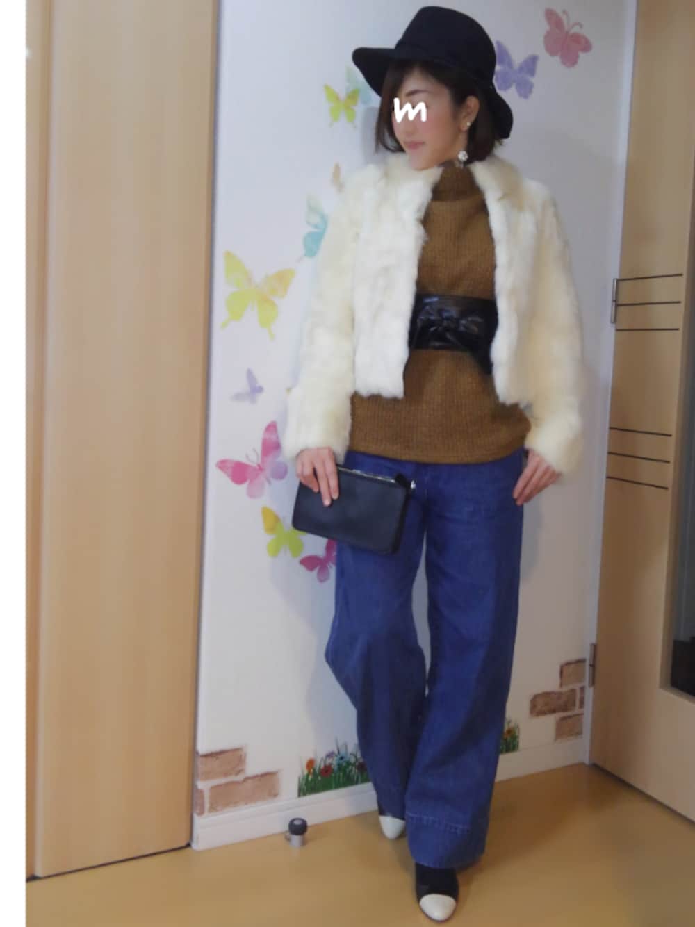 ホワイト系のジャケット/アウター、イエロー系のニット/セーター、ブルー系のデニムパンツを着用したレディースの冬コーディネートの1枚目の写真