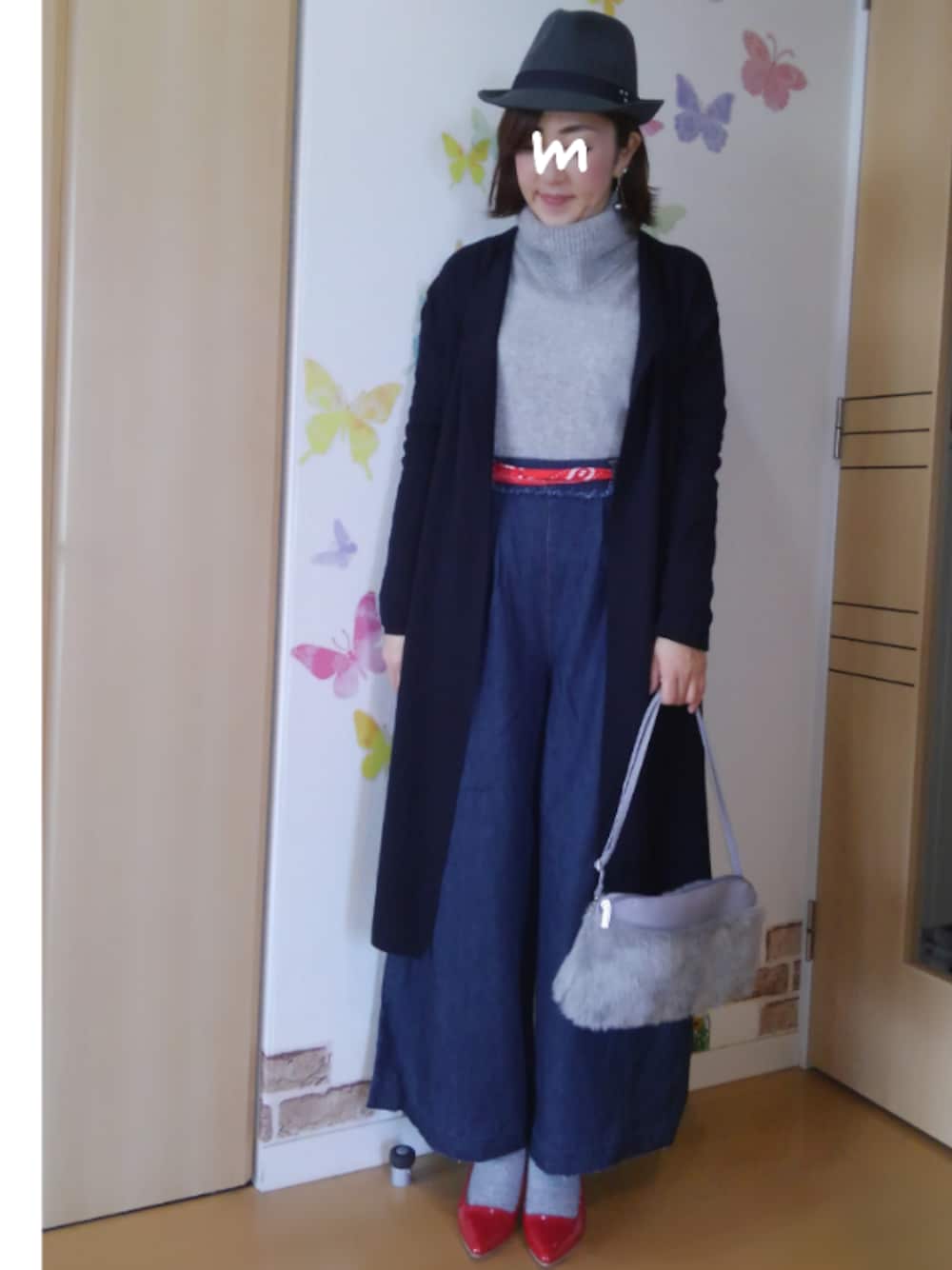 ブルー系のその他パンツ、レッド系のパンプス、ブルー系のカーディガン/ボレロを着用したレディースの冬コーディネートの1枚目の写真