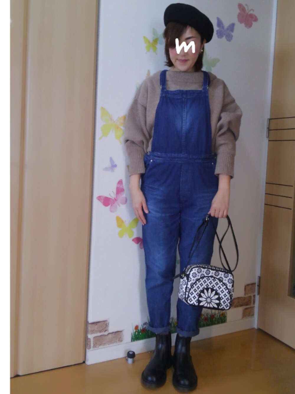 ブラック系のブーツ、ブラック系のショルダーバッグ、ブルー系のダウンジャケット/コートを着用したレディースの冬コーディネートの1枚目の写真