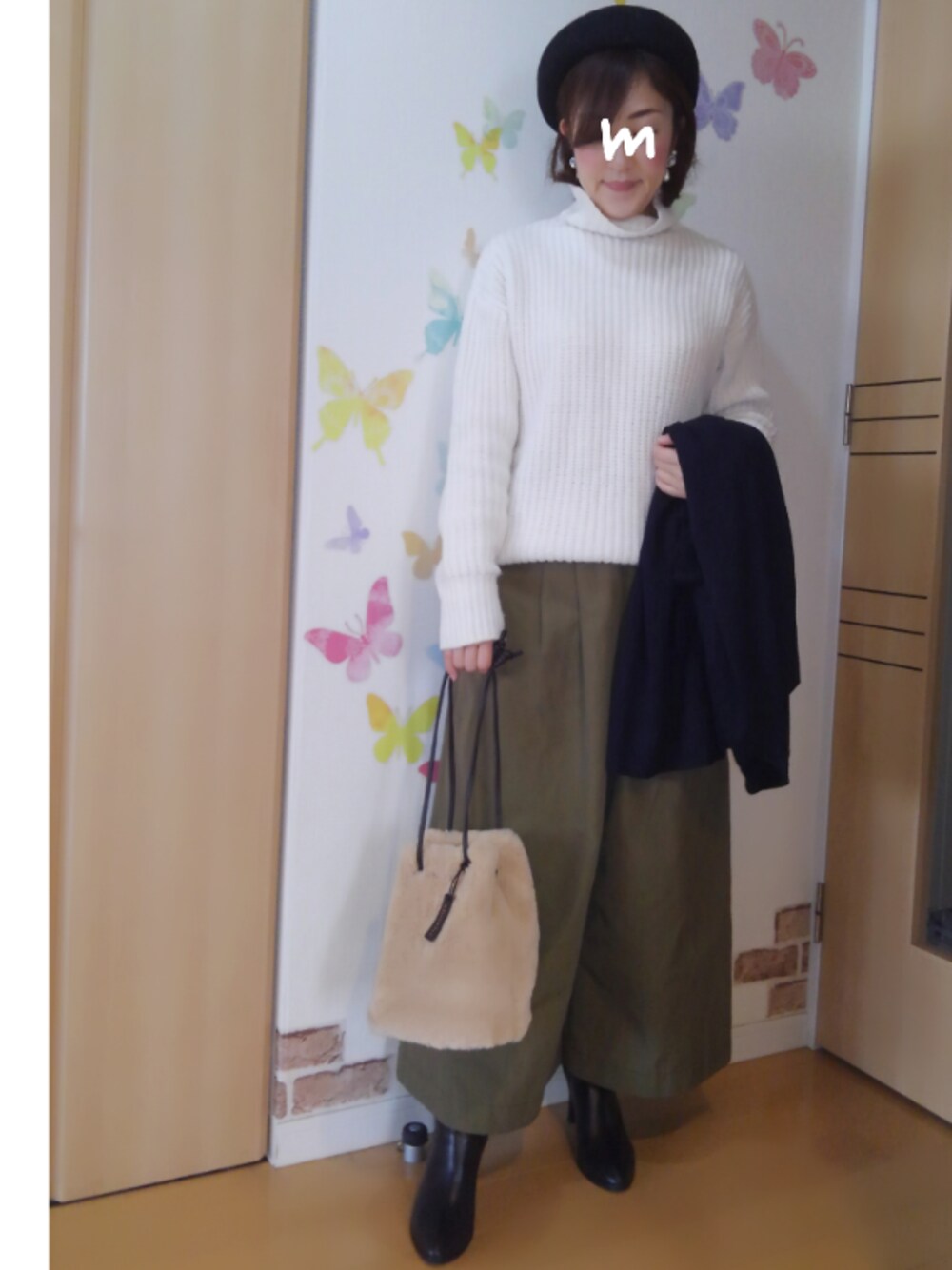 ブルー系のカーディガン/ボレロ、ベージュ系のバッグ、ホワイト系のニット/セーターを着用したレディースの冬コーディネートの1枚目の写真