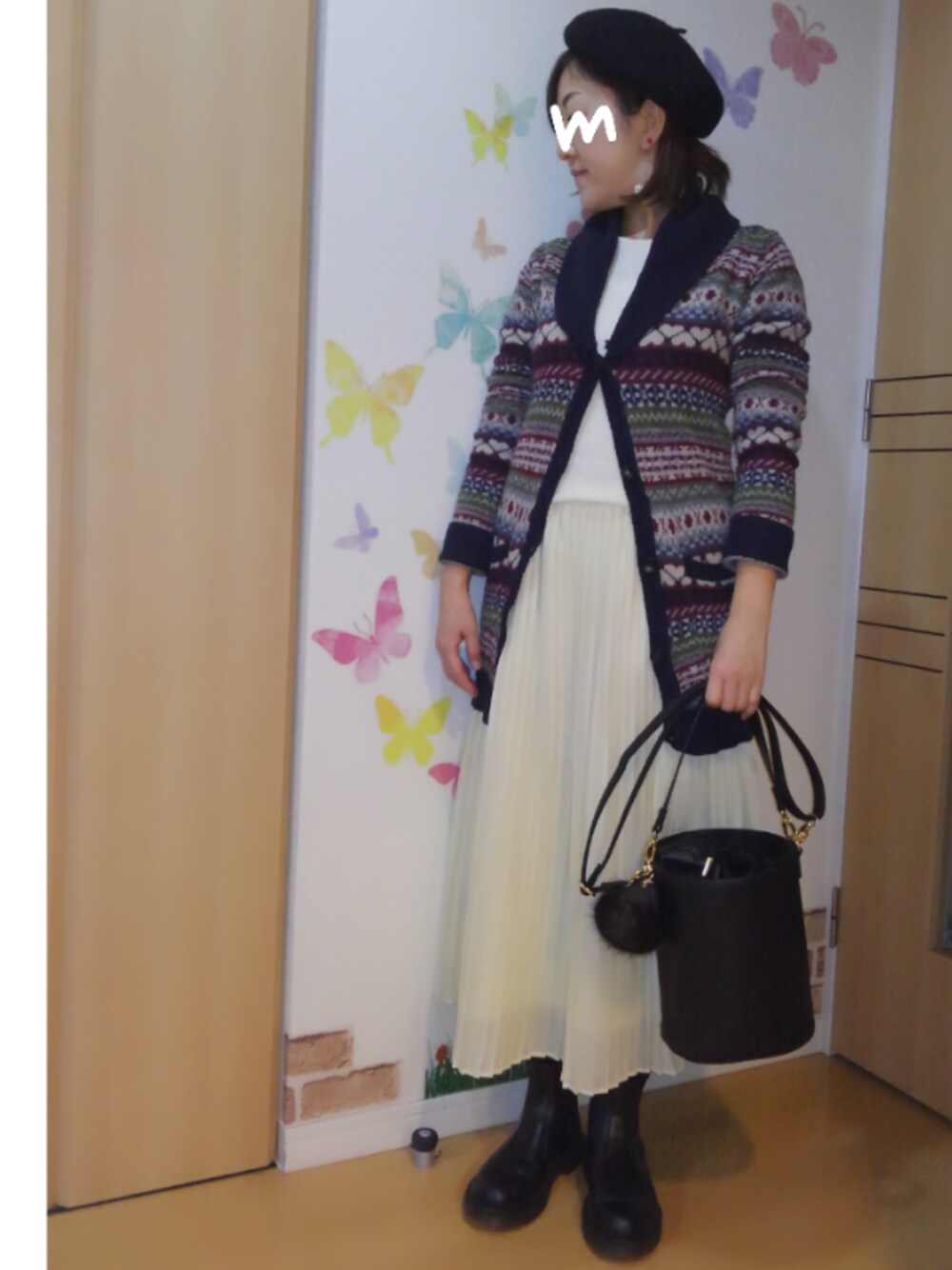 ブラック系のブーツ、ブラック系のショルダーバッグ、ホワイト系のニット/セーターを着用したレディースの冬コーディネートの1枚目の写真