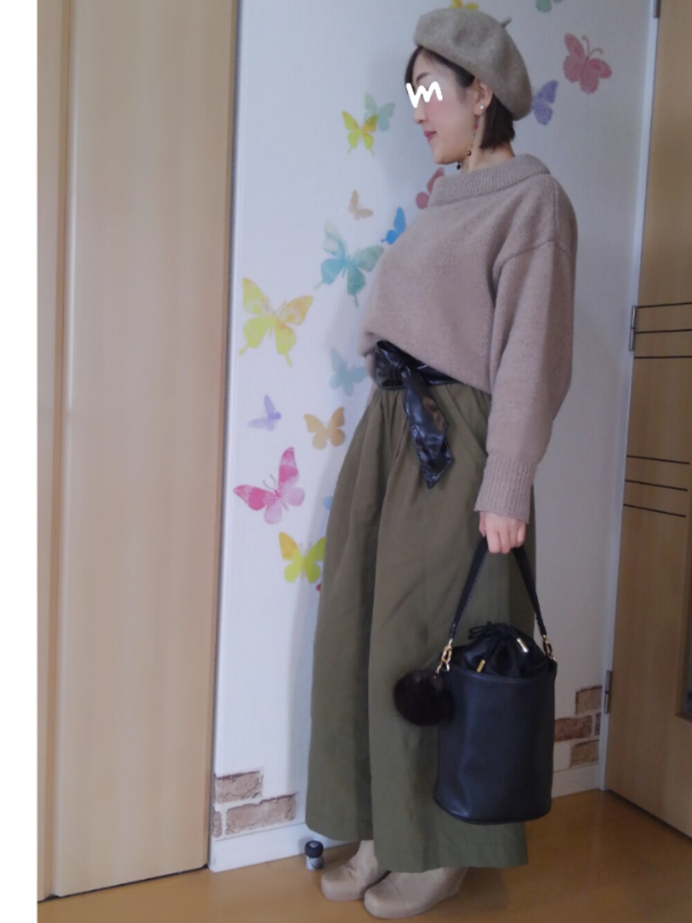 ベージュ系のその他アウター、グリーン系のその他パンツ、ブラック系のショルダーバッグを着用したレディースの冬コーディネートの1枚目の写真