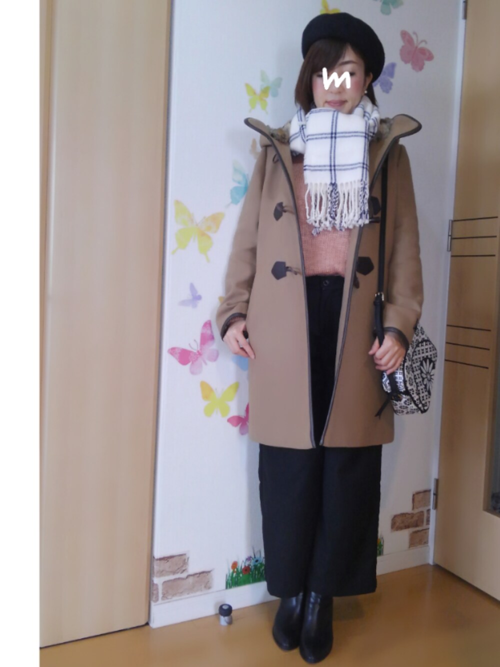 「マフラーぐるぐる、シンプル、冬コーデ、ママコーデ、大人カジュアル、黒×ピンク、ピンクニット、ワイドパンツ、アダルトおカワたん部」｜「BEAUTY&YOUTH UNITED ARROWSの26568円セール40%OFFサイズM☆BY∴ メルトンファーフードライナーコート/ベージュ（その他アウター、ベージュ系）」を使った、mintoさん（レディース・155cm）の冬コーディネートの1枚目の写真