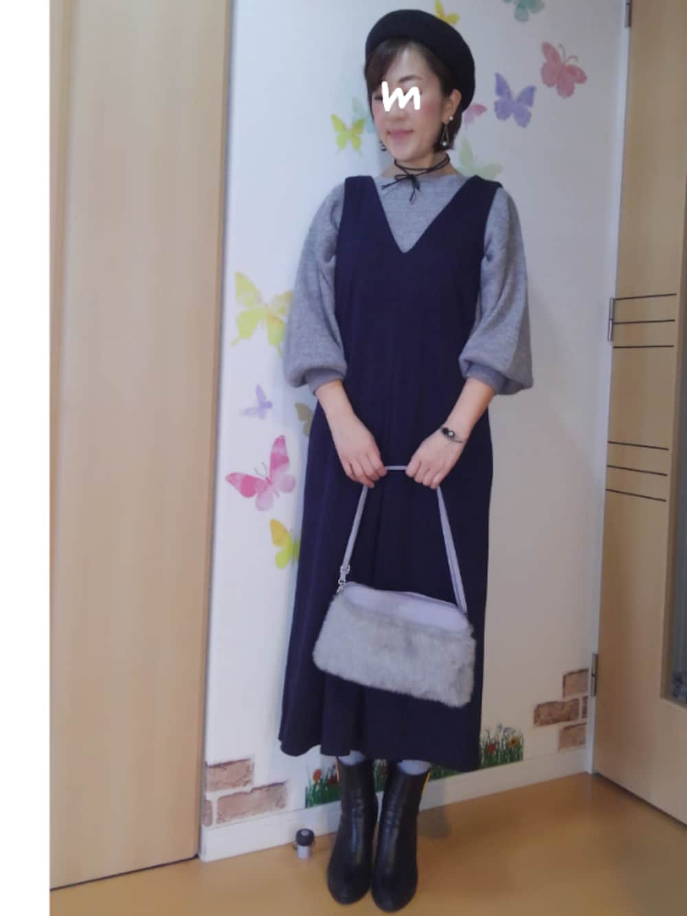 ベージュ系のその他アウター、グレー系のバッグ、グレー系のニット/セーターを着用したレディースの冬コーディネートの1枚目の写真