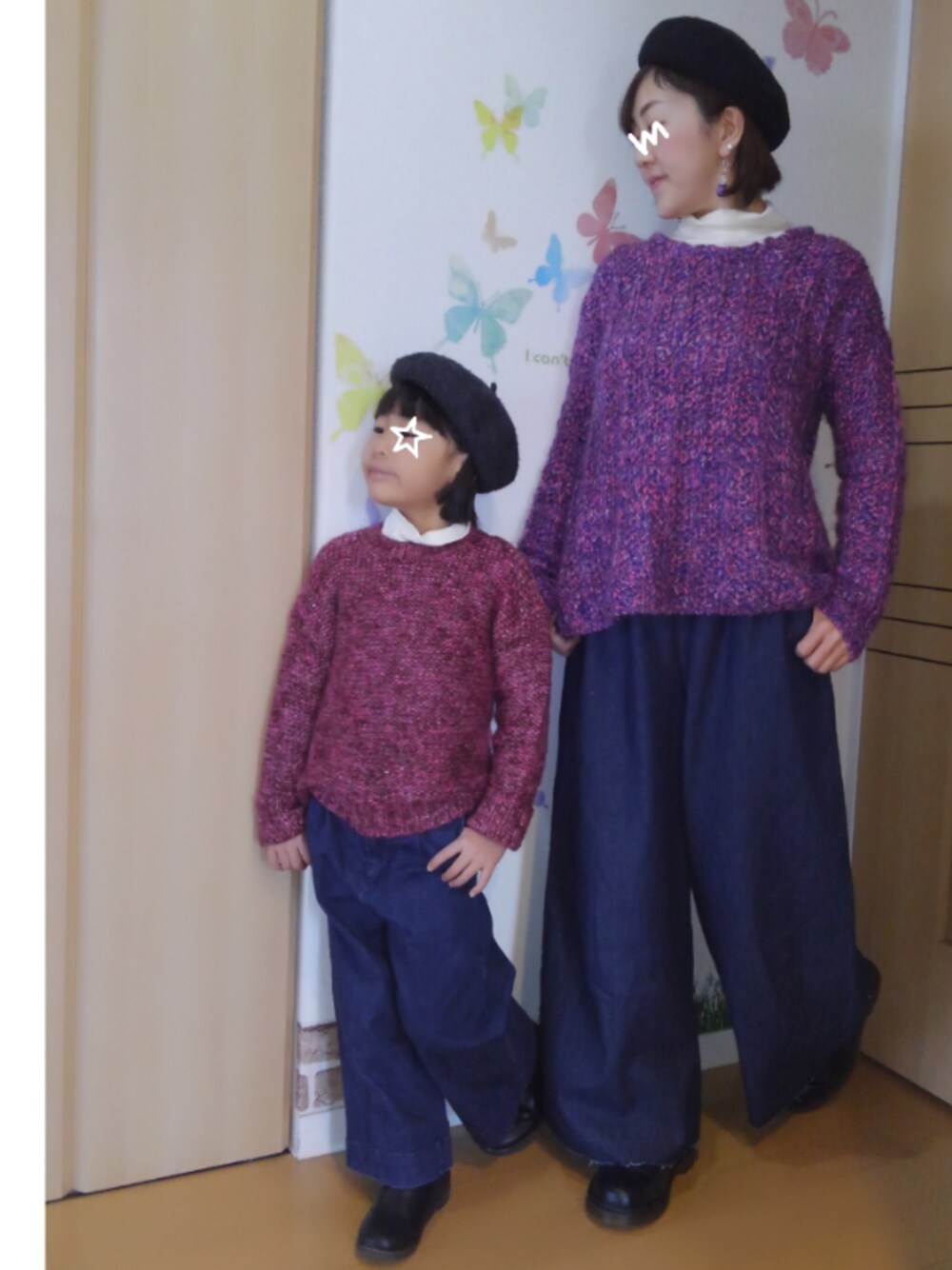 「親子ーデ☆、リンクコーデ、おそろいコーデ、休日スタイル、シンプルコーデ、ピンクニット、デニムワイドパンツ、マーチン、ベレー帽、アダルトおカワたん部」｜「GAPのサイズ：XS☆セール45%OFFで購入（ニット/セーター、ピンク系）」を使った、mintoさん（キッズ・110cm）の冬コーディネートの1枚目の写真