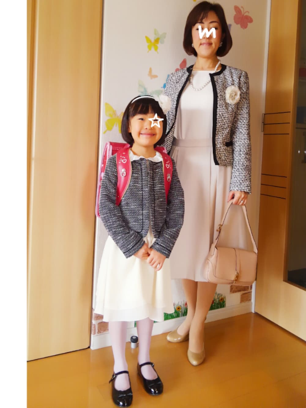 ベージュ系のパンプス、ブラック系のパンプス、ブラック系のジャケット/アウターを着用したキッズの春コーディネートの1枚目の写真