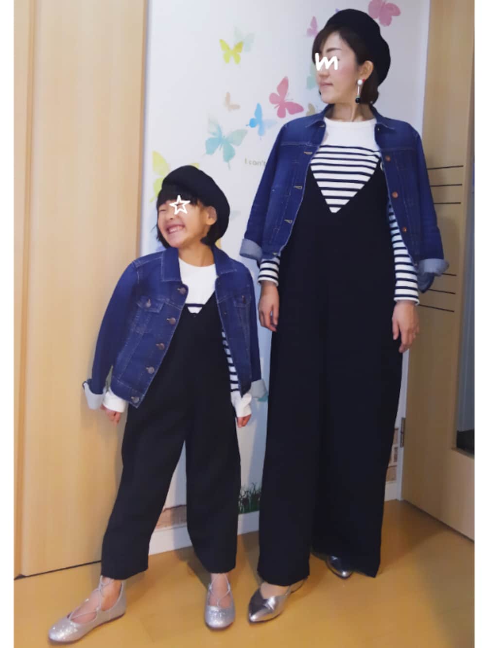 ブルー系のデニムジャケット、シルバー系のバレエシューズ、ブラック系のつなぎ/オールインワンを着用したキッズの春コーディネートの1枚目の写真