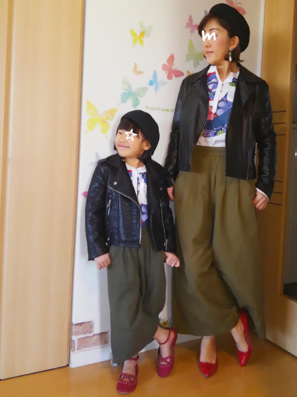 レッド系のシューズ、グリーン系のその他パンツ、レッド系のパンプスを着用したキッズの春コーディネートの1枚目の写真