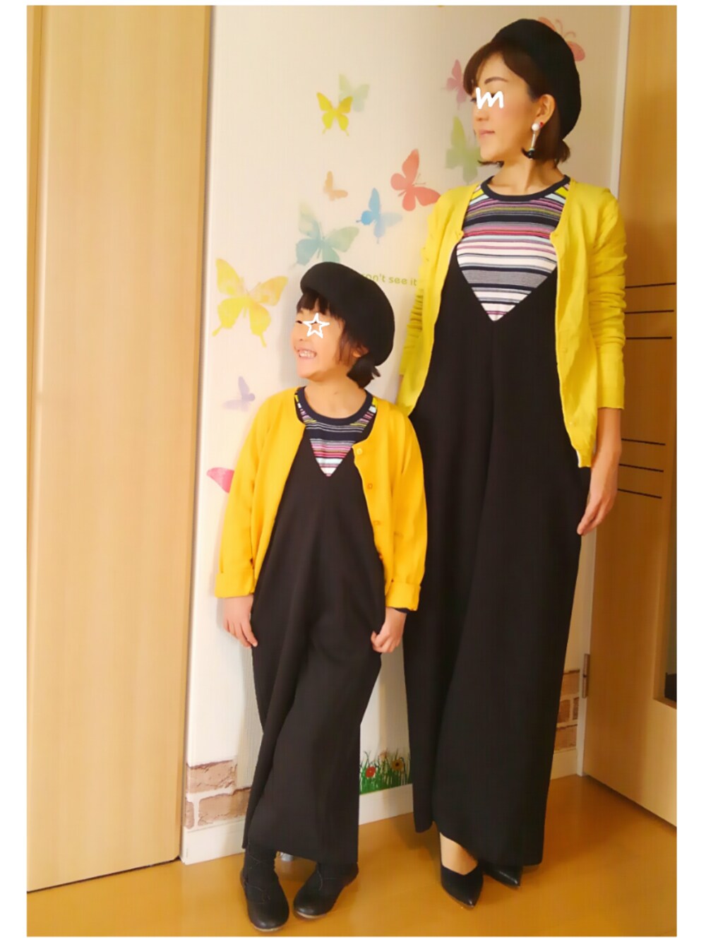 その他のニット/セーター、イエロー系のカーディガン/ボレロ、ブラック系のつなぎ/オールインワンを着用したキッズの春コーディネートの1枚目の写真
