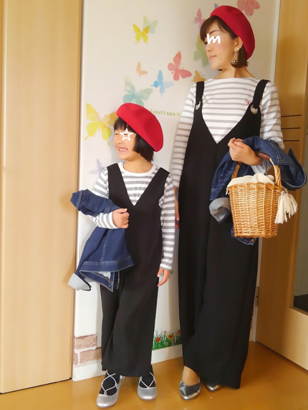 グレー系のTシャツ/カットソー、ブラック系のつなぎ/オールインワン、ブルー系のデニムジャケットを着用したキッズの春コーディネートの1枚目の写真