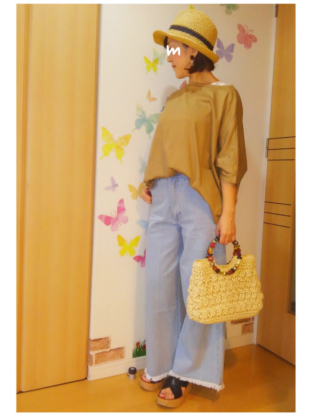 ホワイト系のタンクトップ、ベージュ系のTシャツ/カットソー、ブラック系のサンダルを着用したレディースの夏コーディネートの1枚目の写真