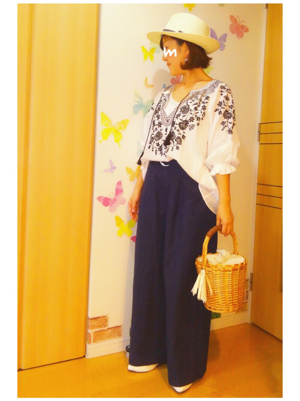 ホワイト系のシャツ/ブラウス、ベージュ系のかごバッグ、ブルー系のその他パンツを着用したレディースの夏コーディネートの1枚目の写真