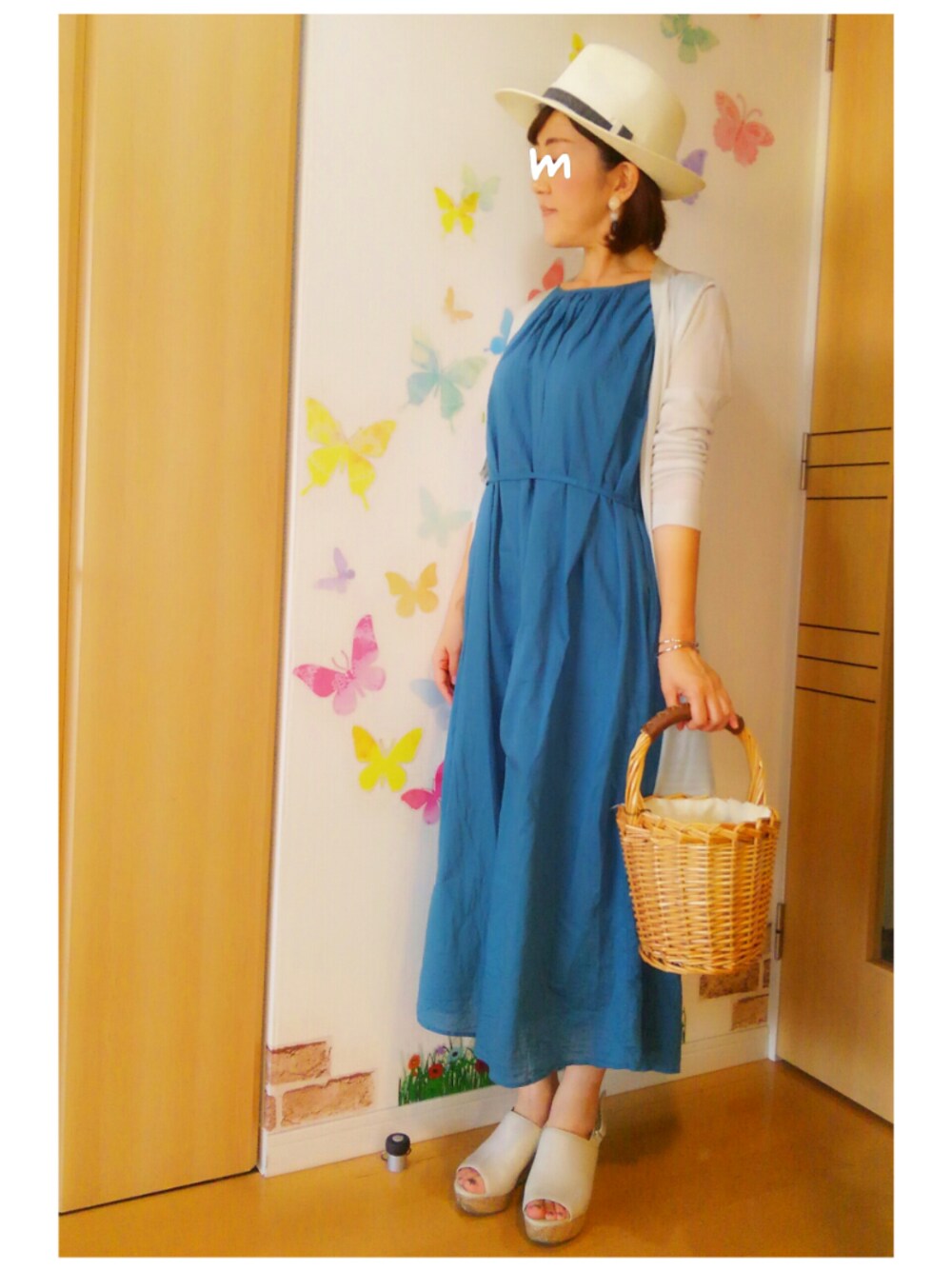 ホワイト系のサンダル、グレー系のカーディガン/ボレロ、ブルー系のワンピースを着用したレディースの夏コーディネートの1枚目の写真
