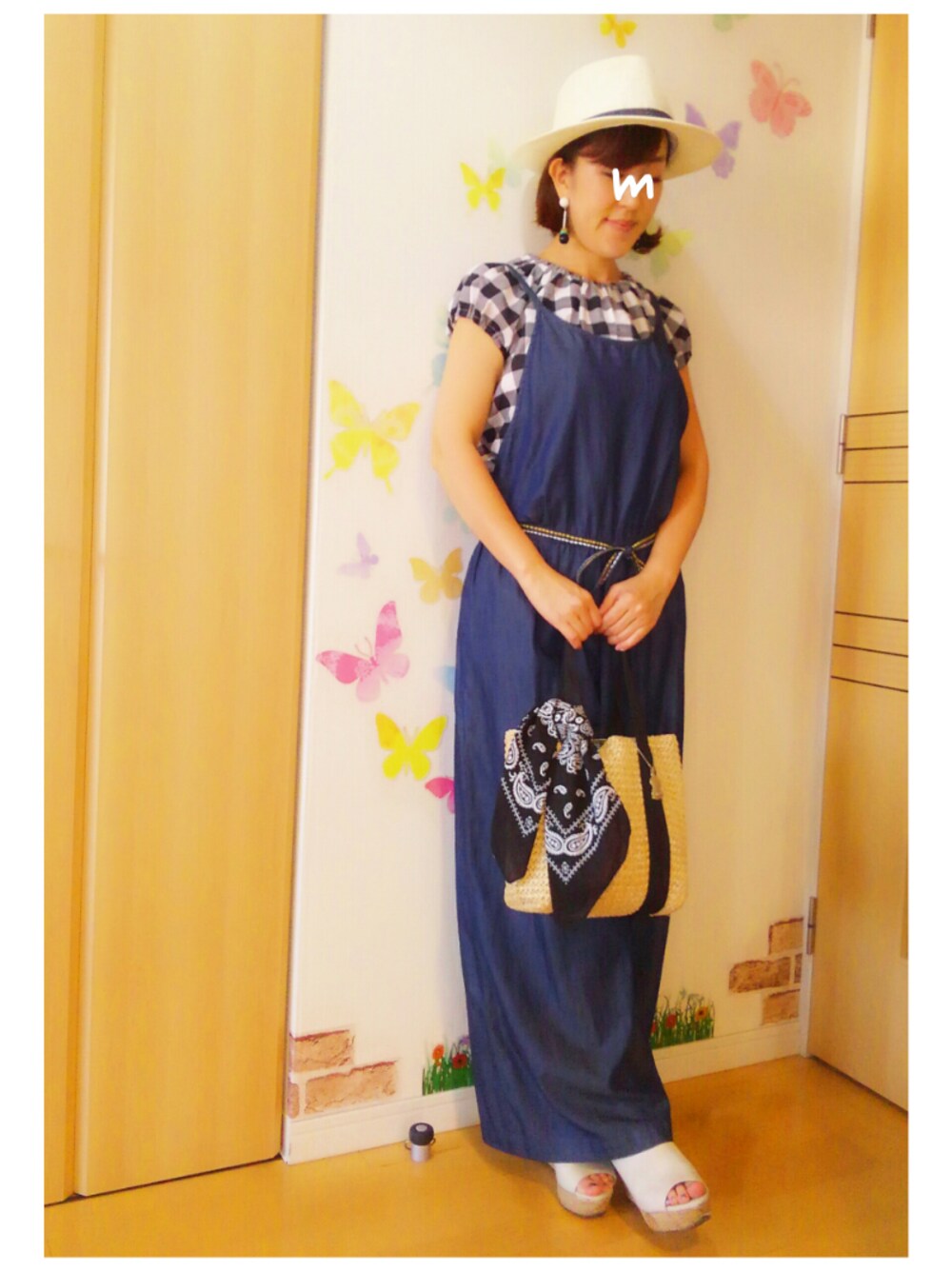 ホワイト系のサンダル、ブルー系のつなぎ/オールインワン、ベージュ系のかごバッグを着用したレディースの夏コーディネートの1枚目の写真