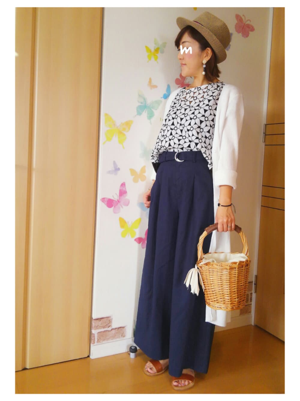 ブルー系のその他パンツ、ホワイト系のカーディガン/ボレロ、ベージュ系のかごバッグを着用したレディースの夏コーディネートの1枚目の写真