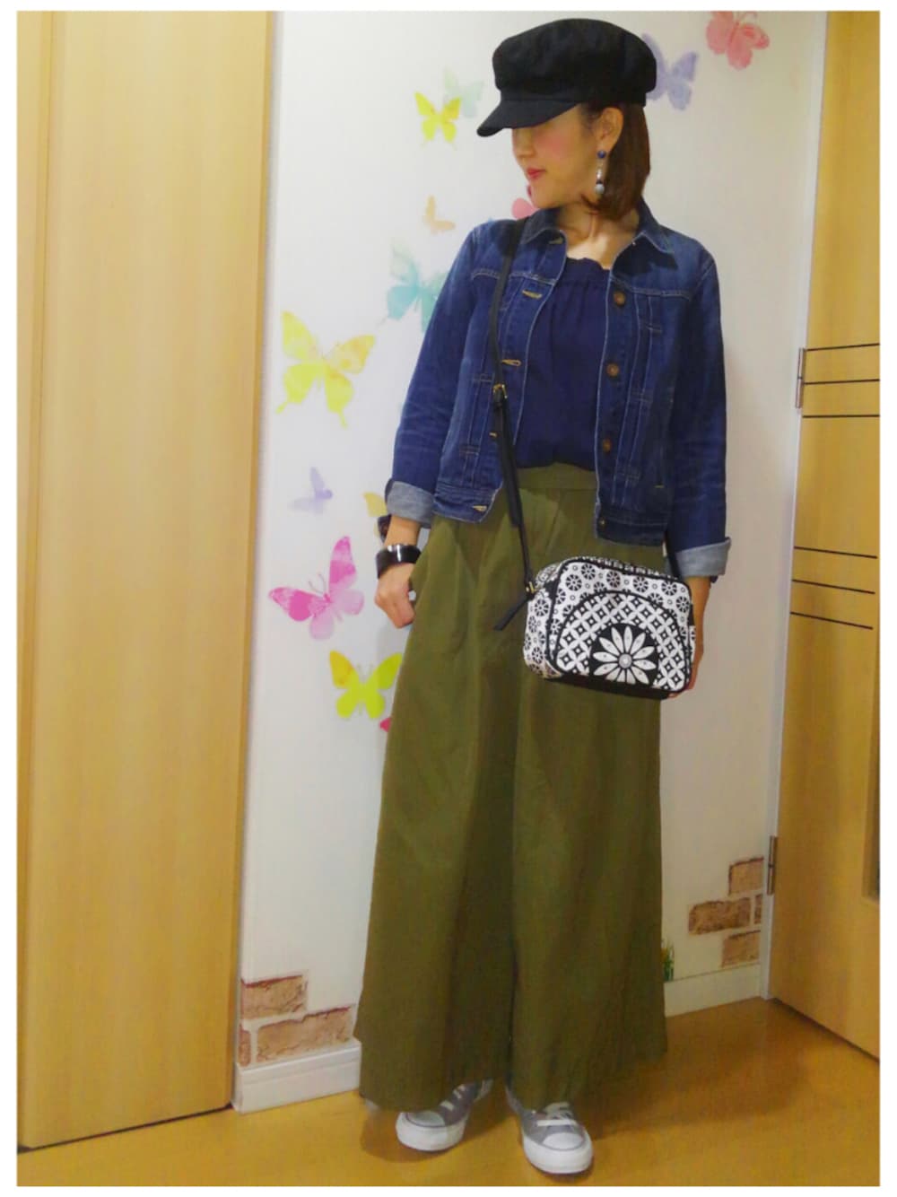 グレー系のスニーカー、ブルー系のシャツ/ブラウス、ブルー系のデニムジャケットを着用したレディースの秋コーディネートの1枚目の写真