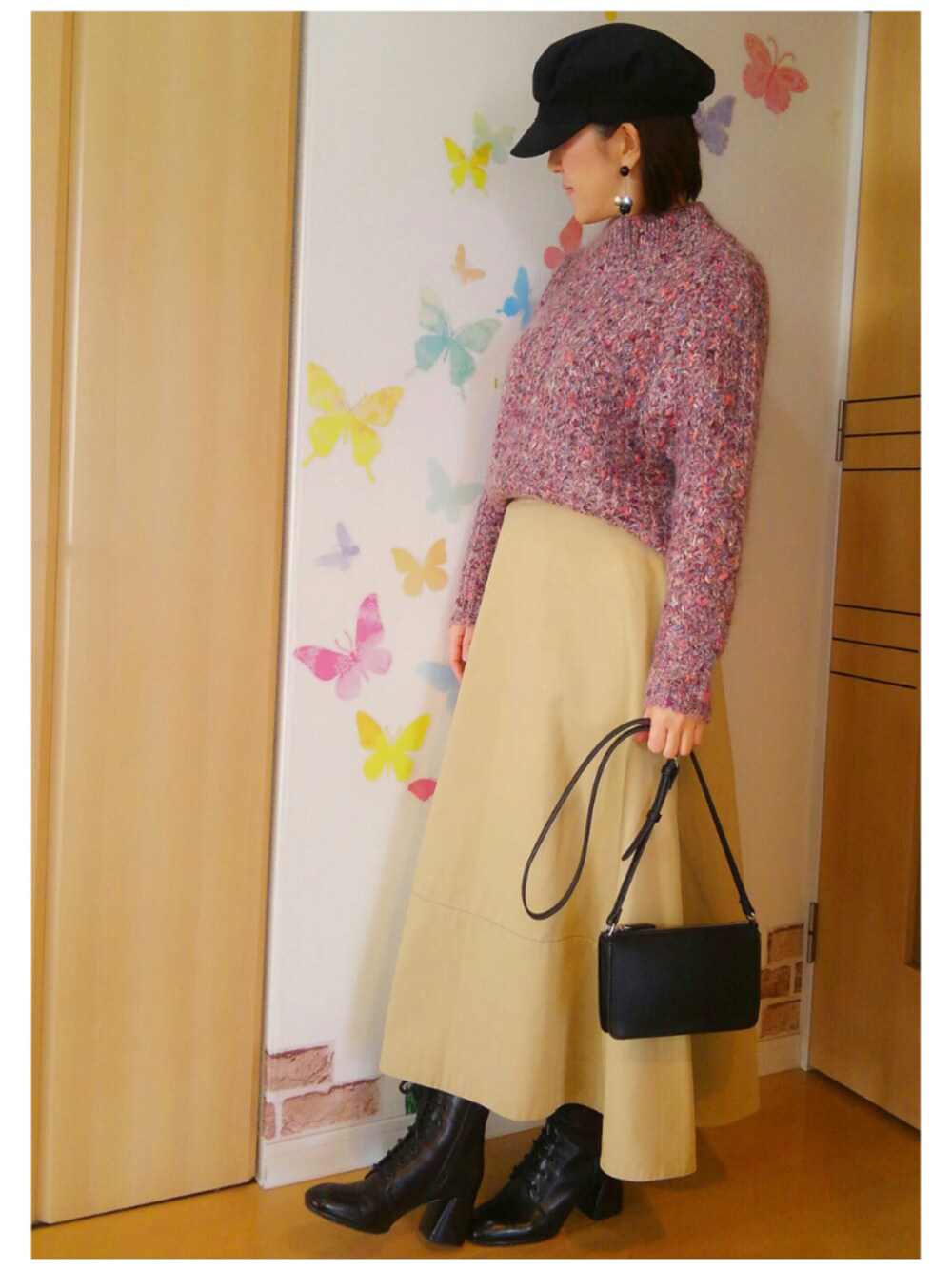 ブラック系のブーツ、ピンク系のニット/セーター、ベージュ系のスカートを着用したレディースの秋コーディネートの1枚目の写真