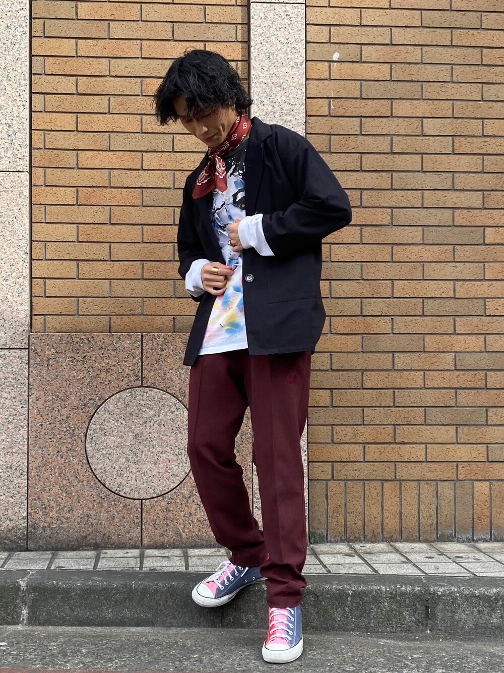 「おしゃれさんと繋がりたい、春コーデ、オトナカジュアル、春、古着好きな人と繋がりたい、ラフ」｜「WEGOのWEGO/ペイズリースカーフ（バンダナ/スカーフ、ブラウン系）」を使った、石舘 啓介さん（メンズ・171cm）の春コーディネートの1枚目の写真