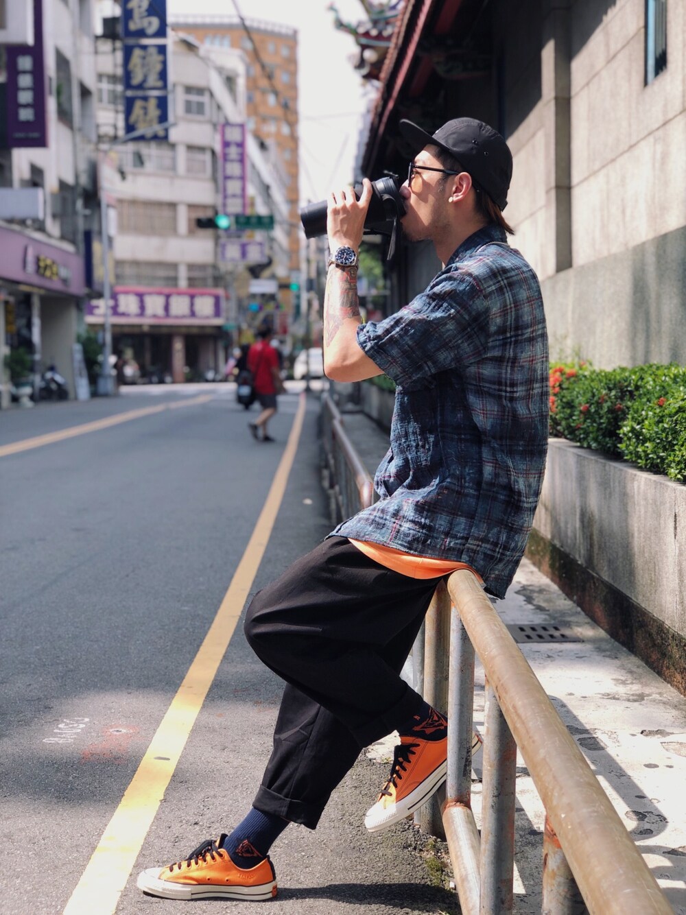 ブルー系のシャツ/ブラウス、ブラック系のその他パンツ、オレンジ系のシューズを着用したメンズの夏コーディネートの1枚目の写真