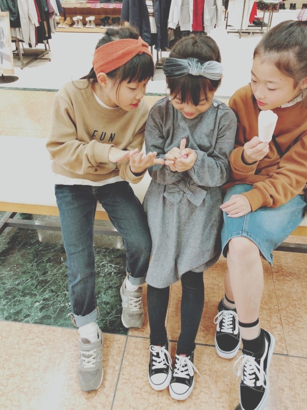 「秋コーデ、スニーカー、秋服、おしゃれさんと繋がりたい、ootd、オーバーサイズ、レイヤードスタイル、ワンピース、三姉妹、女の子」｜「FOVの618711　FUNスウェット（スウェット、イエロー系）」を使った、➵maaachannn➵さん（キッズ・122cm）の秋コーディネートの1枚目の写真
