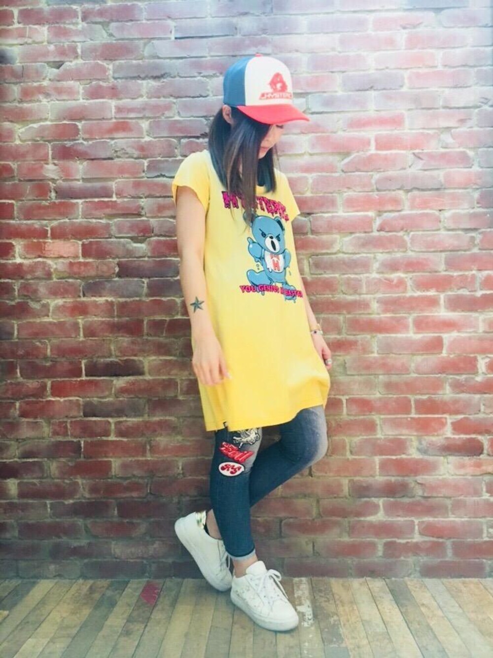 「ワンピース、Hysteric Glamour、ヒステリックグラマー、BEAR、デニムレギンス」｜「HYSTERIC GLAMOURのH STREETプリントメッシュキャップ（キャップ、ホワイト系）」を使った、mtkさん（レディース・159cm）の春コーディネートの1枚目の写真