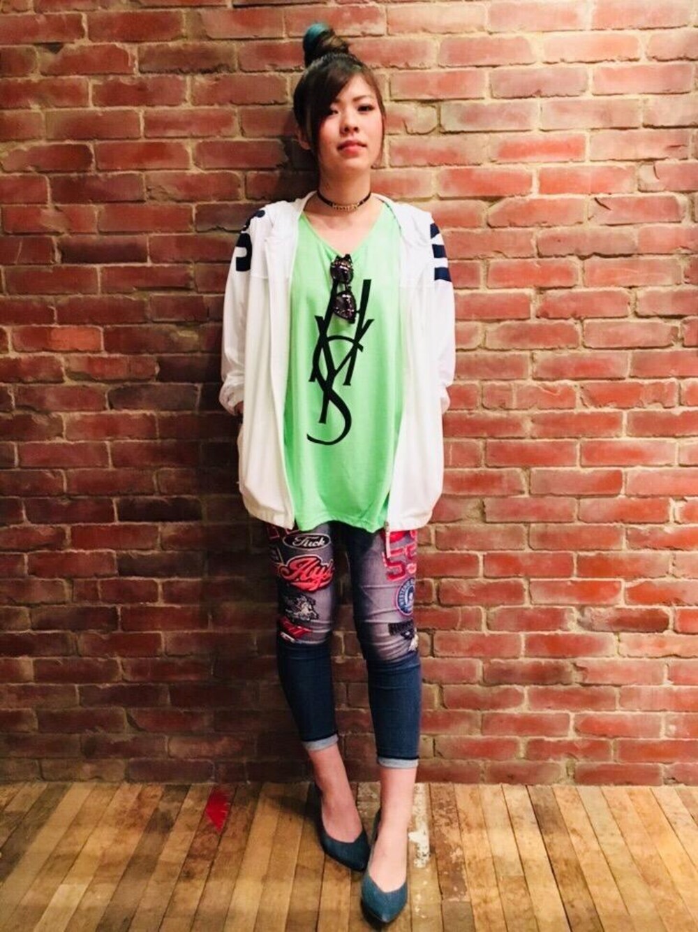 「デニム、パンプス、パーカー、サングラス、チョーカー、Hysteric Glamour、タンクトップ、ヒステリックグラマー、デニムレギンス」｜「HYSTERIC GLAMOURのDENIM POINTED TOE パンプス（パンプス、ブルー系）」を使った、mtkさん（レディース・159cm）の春コーディネートの1枚目の写真