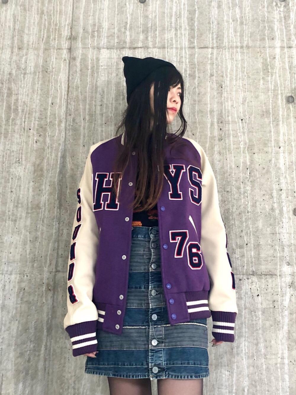 「デニム、スタジャン、スカート、ニットキャップ、オーバーサイズ、Hysteric Glamour、ヒステリックグラマー」｜「HYSTERIC GLAMOURのスクラッチAラインデニムミニスカート（デニムスカート、ブルー系）」を使った、mtkさん（レディース・159cm）の秋コーディネートの1枚目の写真