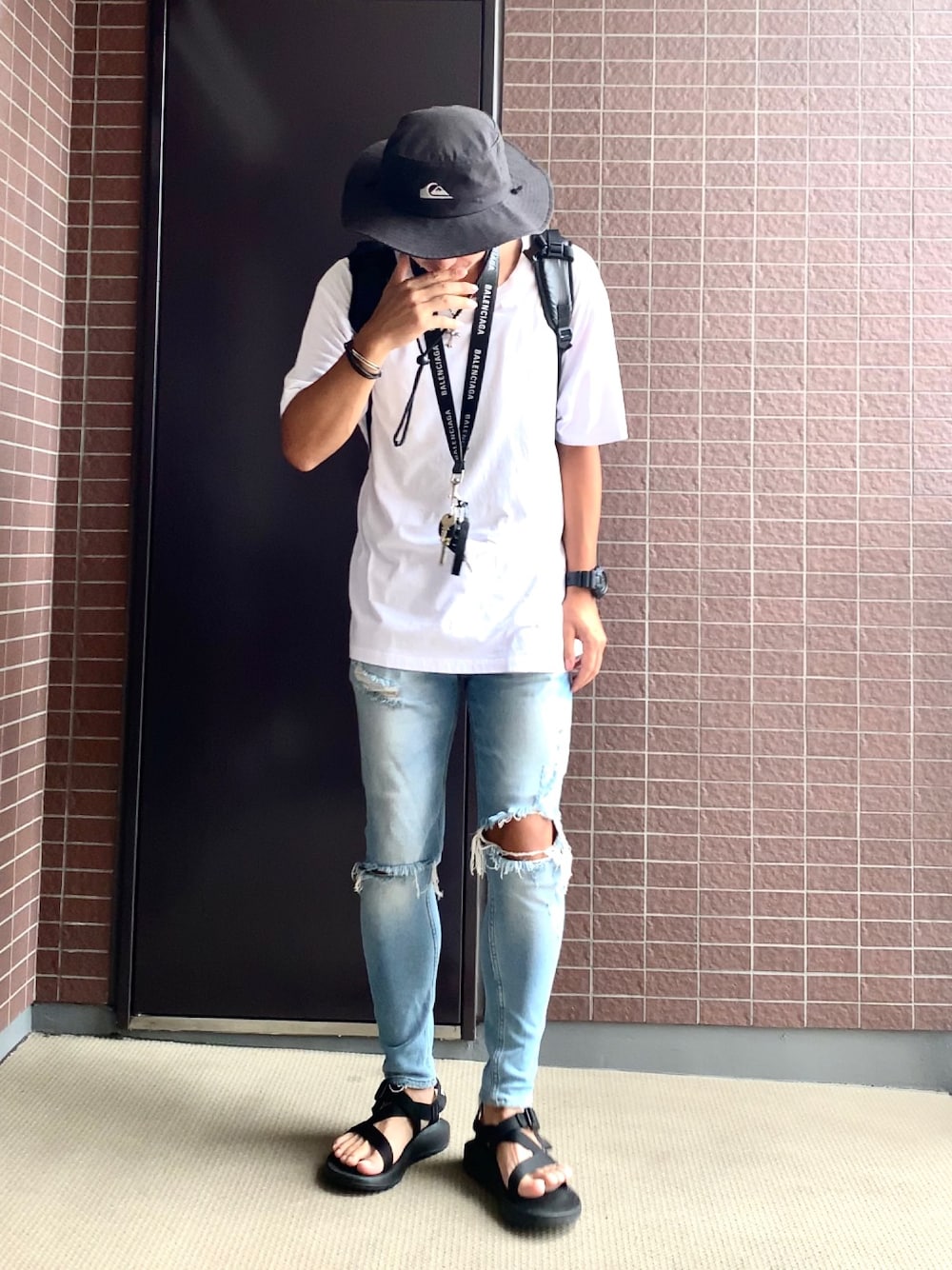 「シンプル、夏コーデ、白Tシャツ、デニム、大人カジュアル、ビッグT、お洒落さんとつながりたい、サンダル、オトナカジュアル、ランヤード」｜「H&Mのアイテム（Tシャツ/カットソー、ホワイト系）」を使った、g-e-nさん（メンズ・177cm）の夏コーディネートの1枚目の写真