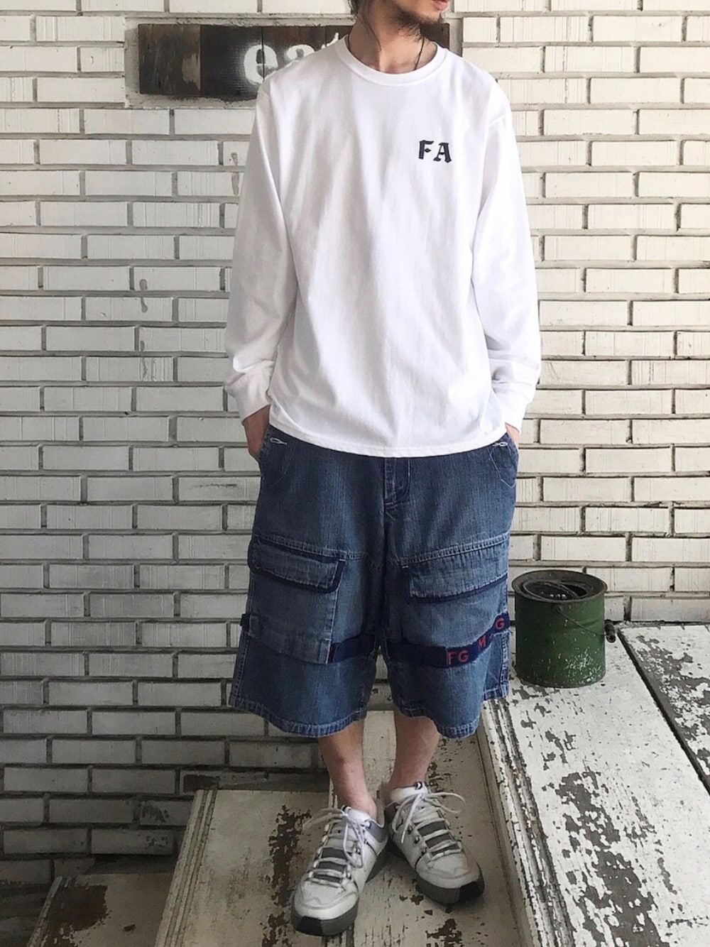 「eat、used、vintage、古着、fucking awesome、FA、GIRBAUD、ジルボー、シャトルパンツ、ストリート」｜「FUCKING AWESOMEのアイテム（Tシャツ/カットソー、ホワイト系）」を使った、eat_cameさん（メンズ・180cm）の夏コーディネートの1枚目の写真