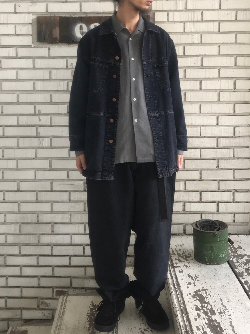 ブラック系のデニムジャケット、グレー系のシャツ/ブラウスを着用したメンズの秋コーディネートの1枚目の写真