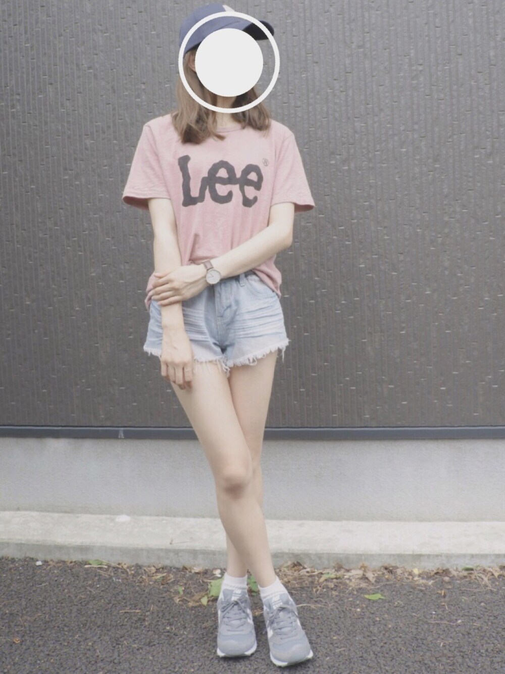 ピンク系のTシャツ/カットソー、ブルー系のデニムパンツ、グレー系のスニーカーを着用したレディースの夏コーディネートの1枚目の写真