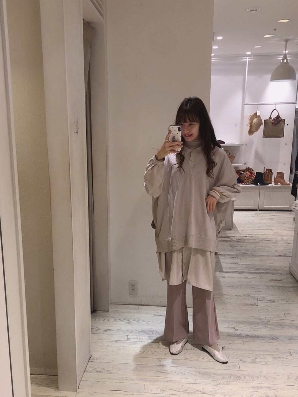 グレー系のベスト、ホワイト系のシャツ/ブラウス、グレー系のTシャツ/カットソーを着用したレディースの春コーディネートの1枚目の写真