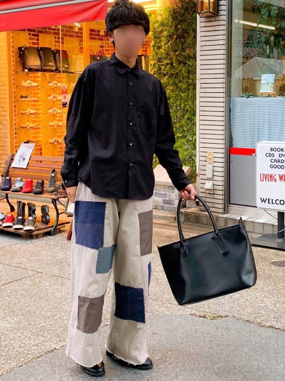 ブラック系のシャツ/ブラウス、ベージュ系のチノパンツ、ブラック系のドレスシューズを着用したメンズの秋コーディネートの1枚目の写真