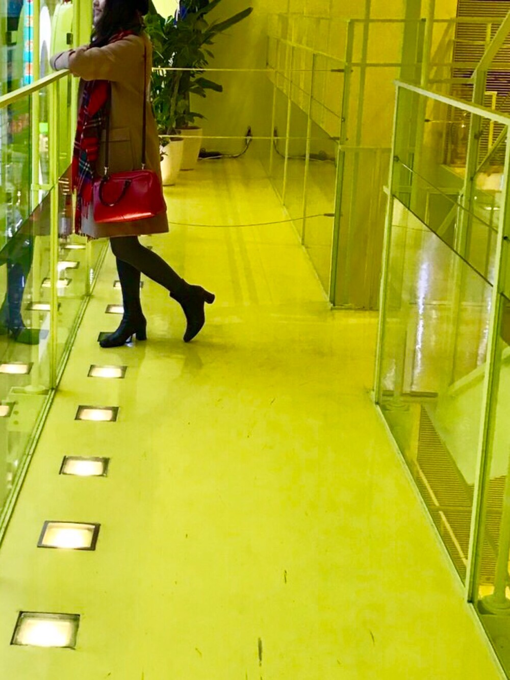 「SAINT LAURENT PARISのアイテム（ブーティ、ブラック系）」を使った、makikoさん（レディース・158cm）の春コーディネートの1枚目の写真