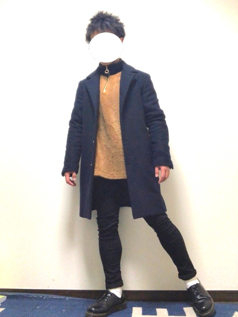 「チェスターコート、ハーフジップ、ボア、黒スキニー、白靴下、Dr.Martens、きれいめカジュアル、CULLNI、おしゃれさんと繋がりたい、低身長」｜「STUDIOUSの【STUDIOUS】ストレッチメルトンチェスターコート（チェスターコート、ブルー系）」を使った、shaさん（メンズ・160cm）の春コーディネートの1枚目の写真