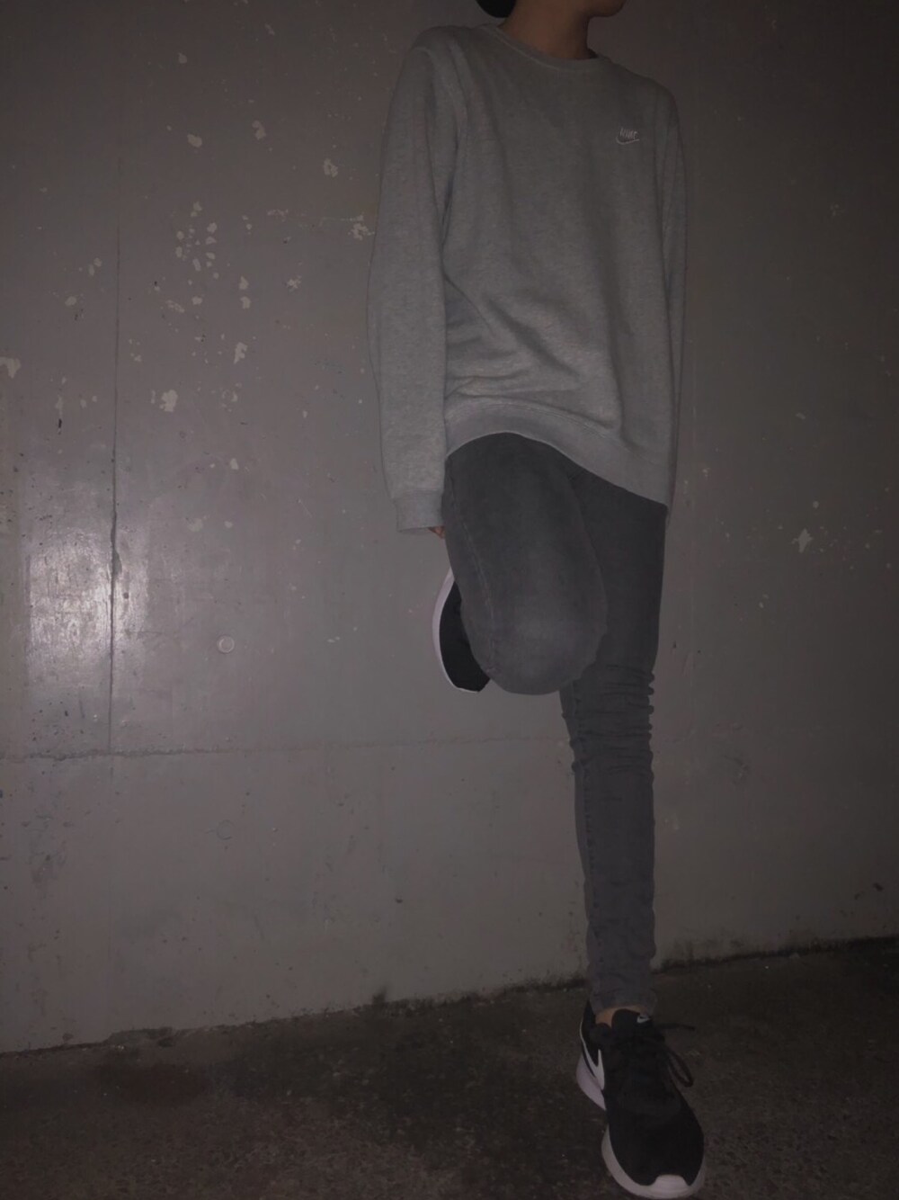 「シンプルコーデ、おしゃれさんと繋がりたい、ootd、スキニー、いいね、save、フォローお願いします🤑、NIKE」｜「NIKEの【NIKE】ワンポイントLOGOスウェット（スウェット、グレー系）」を使った、shoさん（メンズ・170cm）の秋コーディネートの1枚目の写真