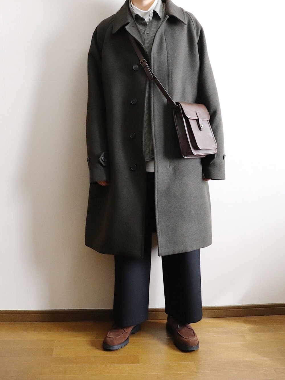 ホワイト系のTシャツ/カットソー、ブラック系のシャツ/ブラウス、ブラウン系のショルダーバッグを着用したメンズの冬コーディネートの1枚目の写真