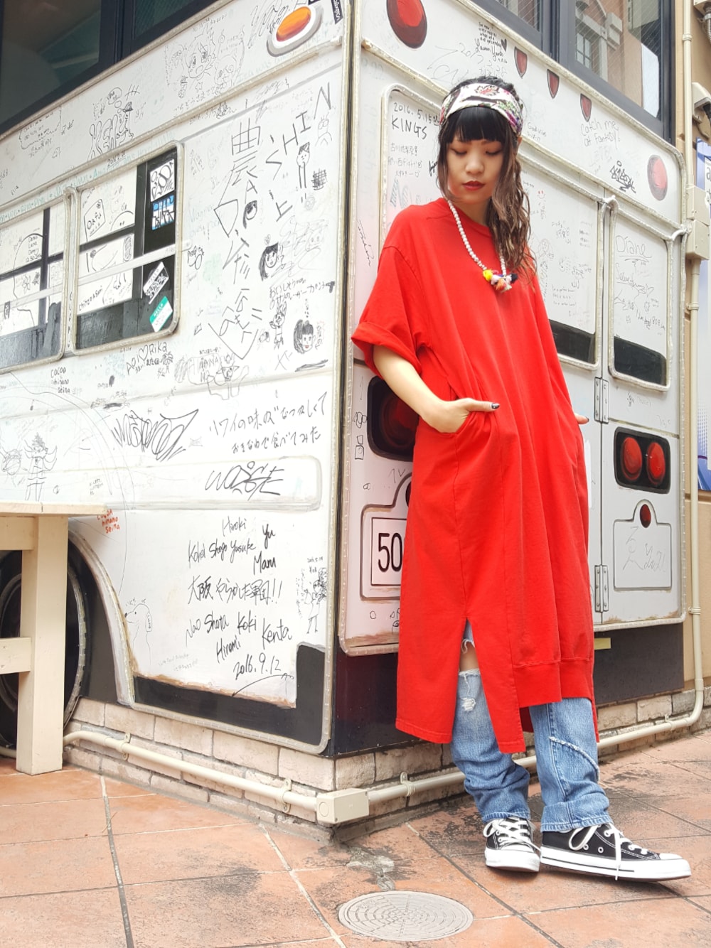 「ネックレス、コンバース、ワンピース、カジュアル、赤、RNA、スキニーデニム、雨の日コーデ、springstyle2017、springstlye」｜「RNAのE4231 フェアリーバティックMIX柄スカーフ（バンダナ/スカーフ、ホワイト系）」を使った、halcaさん（レディース・159cm）の春コーディネートの1枚目の写真