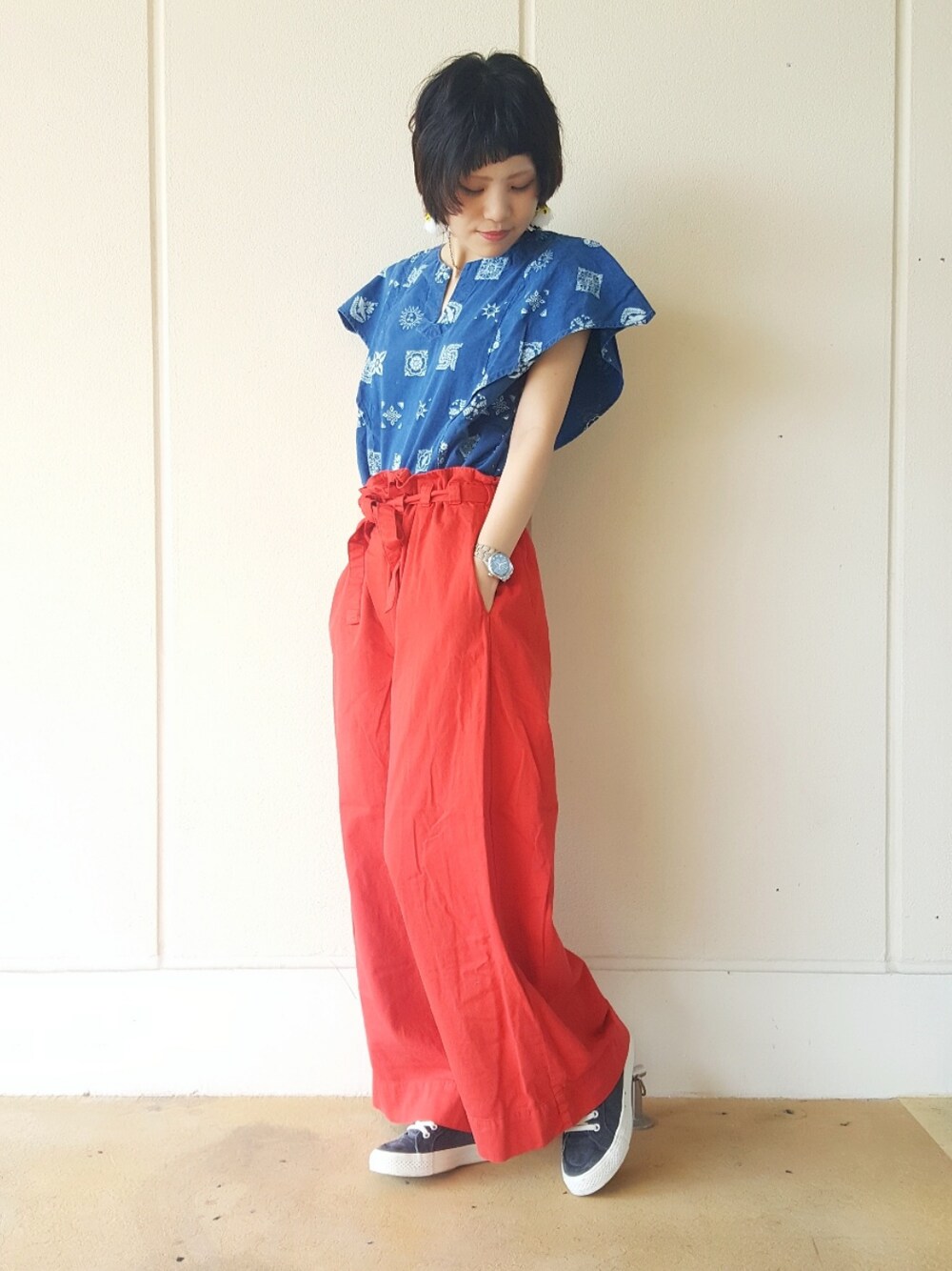「スニーカー、カジュアル、レッド、赤、RNA、休日スタイル、タックパンツ、インディゴ、ootd、RNA MEDIA」｜「RNAのE4415 ビーズタッセルピアス（ピアス（両耳用）、ホワイト系）」を使った、halcaさん（レディース・159cm）の春コーディネートの1枚目の写真