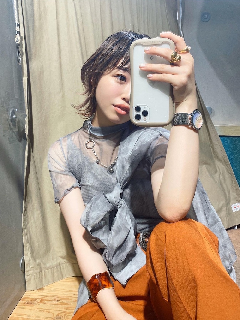 グリーン系のTシャツ/カットソー、グリーン系のシャツ/ブラウス、オレンジ系のスラックスを着用したレディースの夏コーディネートの1枚目の写真