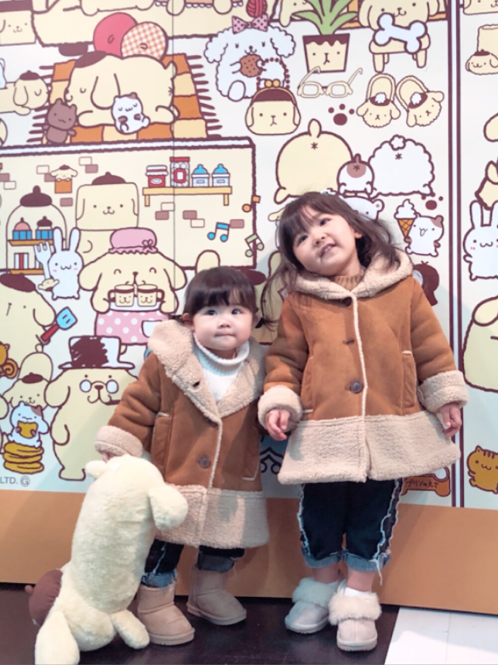 「姉妹コーデ、おそろいコーデ、プティマイン、1歳、3歳、おしゃれさんと繋がりたい」｜「petit mainのフェイクムートンコート（ムートンコート、イエロー系）」を使った、ぽん太さん（キッズ・80cm）の冬コーディネートの1枚目の写真