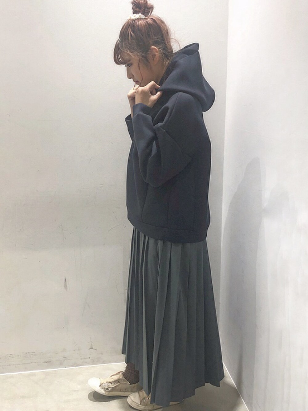 ブルー系のTシャツ/カットソー、グリーン系のスカートを着用したレディースの秋コーディネートの1枚目の写真